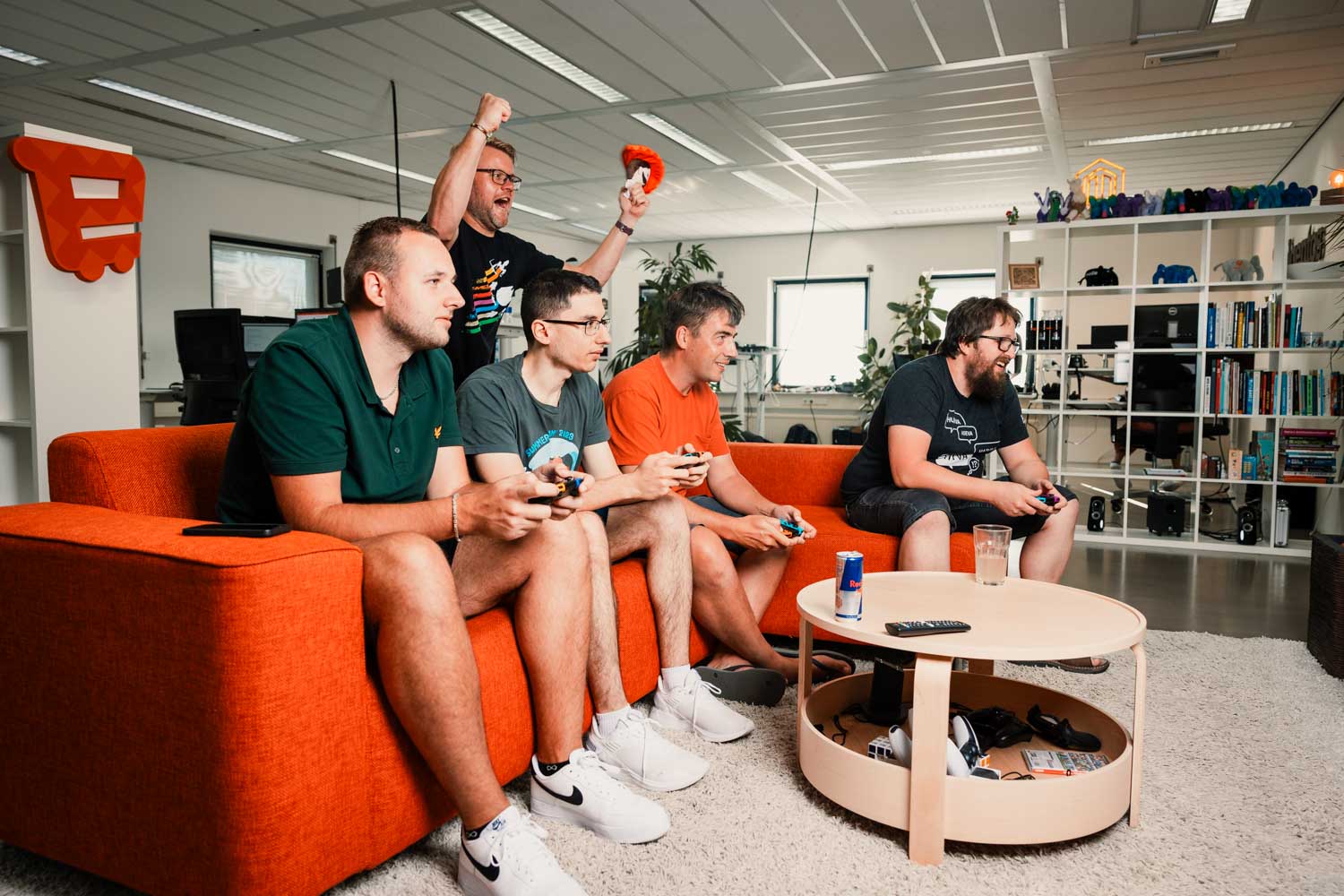 Samen gamen op de oranje bank